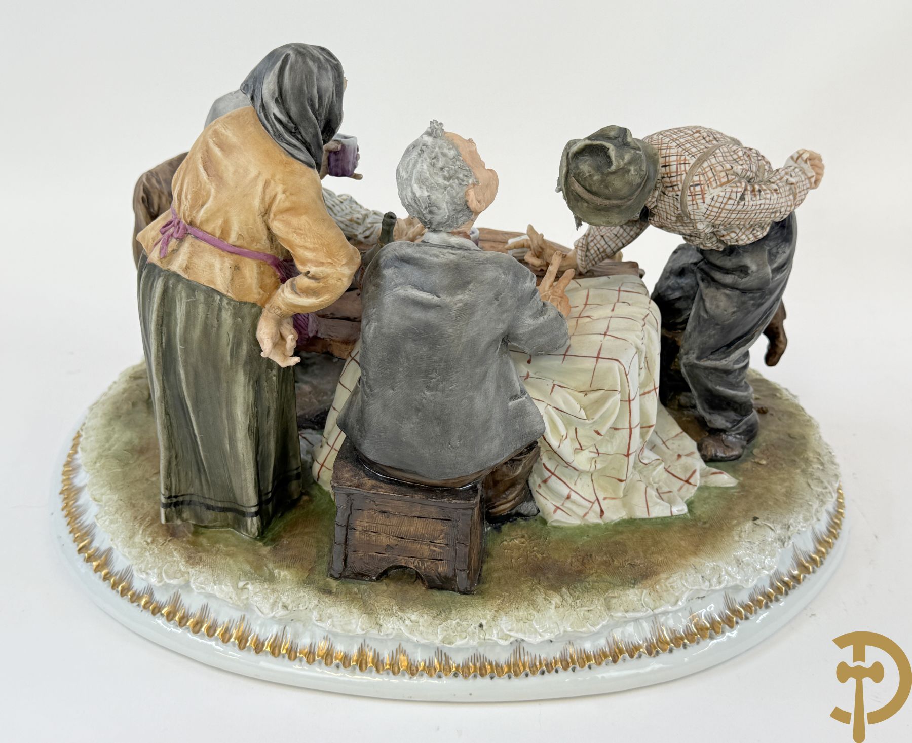 Twee grote Italiaanse groepen in 
gekleurde biscuit : jongens plukken appels - onderonsje aan tafel + 4 groepen in gekleurde Italiaanse biscuit