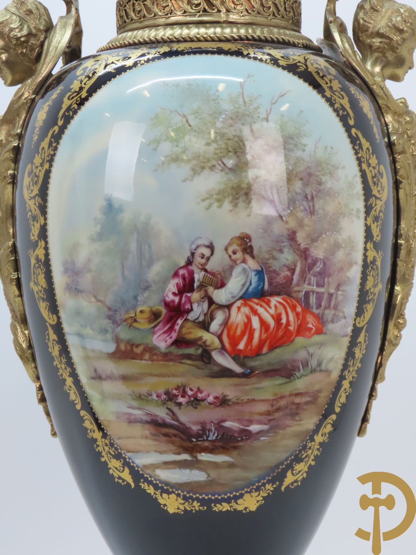 Paar Sèvres stijlvazen met geanimeerd romantisch decor, zijdelings bezet met bronzen medusahoofden, Rouly getekend