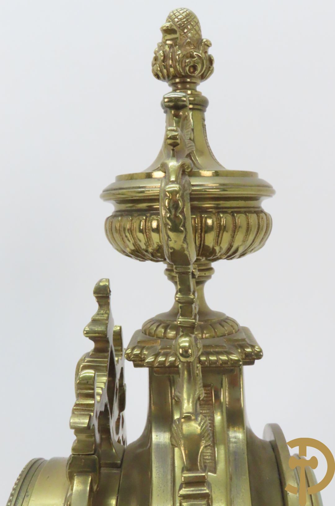 Driedelige koperen Neo Renaissance garnituur bestaande uit klok met amfoor bovenaan en Neo Renaissance motieven, Richond 11 Bd Mont Martre getekend - geflankeerd door paar vijfarmige kandelaars