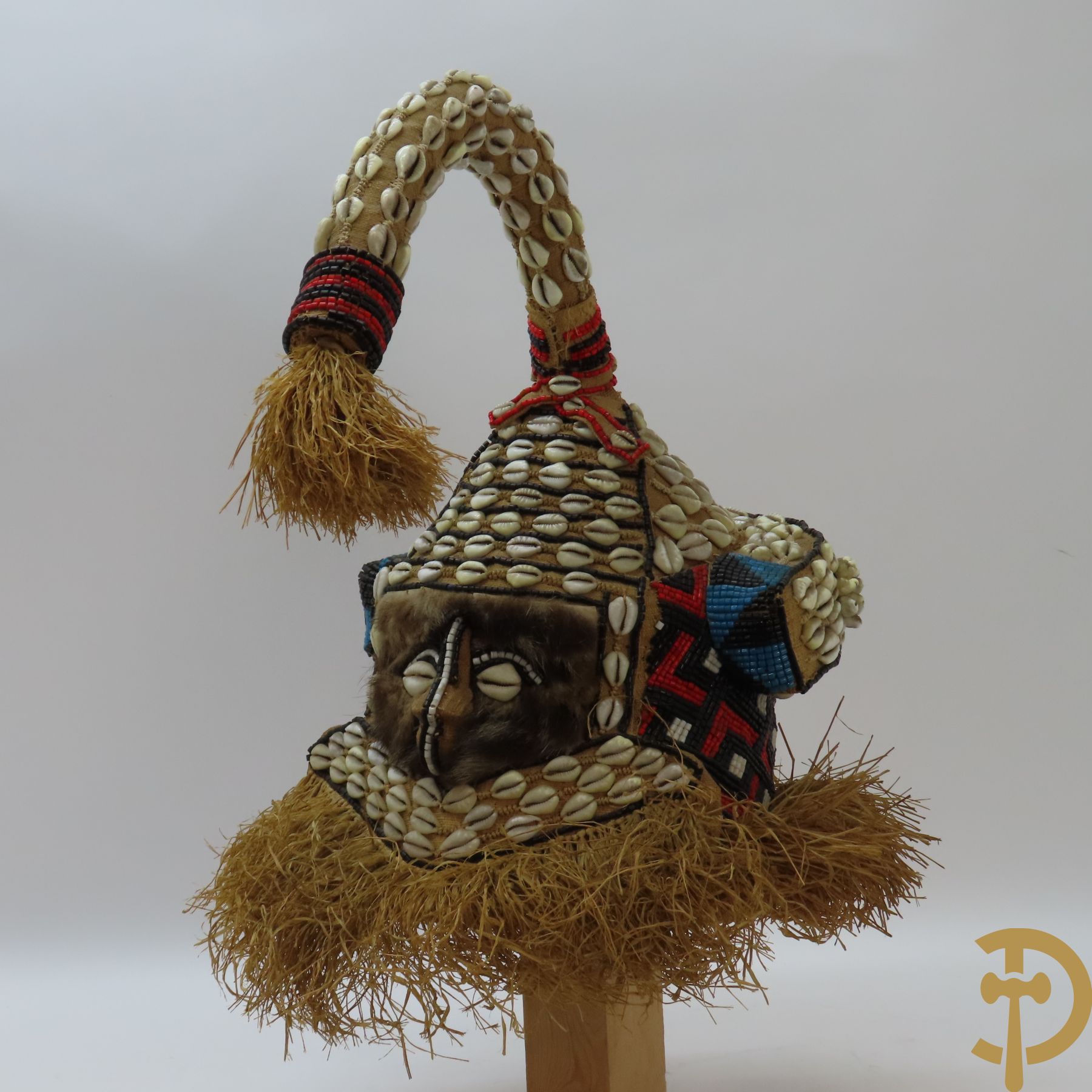 Afrikaanse ceremoniele hoed met kralen, schelpen en stro bezet