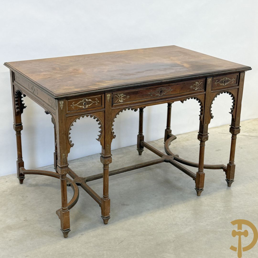 Syrische schrijftafel in exotische houtsoorten met 3 lades op 8 poten met boogvormige en deel vergulde motieven, 19e