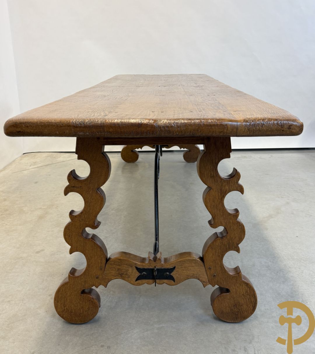 Massief eiken tafel met wangen en smeedijzer verbonden + 6 hoogleunige stoelen + 2 armzetels