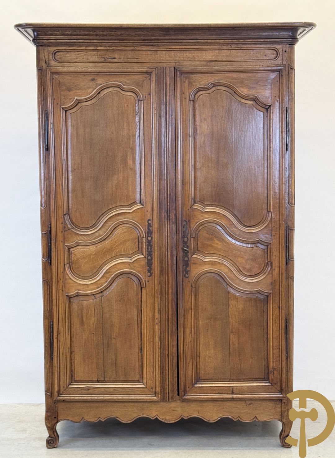 Massief eiken tweedeurskast met afgestoken panelen en gezwaaide moluren