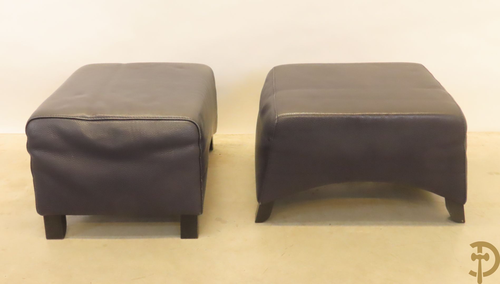 Blauw lederen salonensemble Durlet bestaande uit driezit, 2 fauteuils, 2 voetbankjes en bijzettafeltje met leder overtrokken