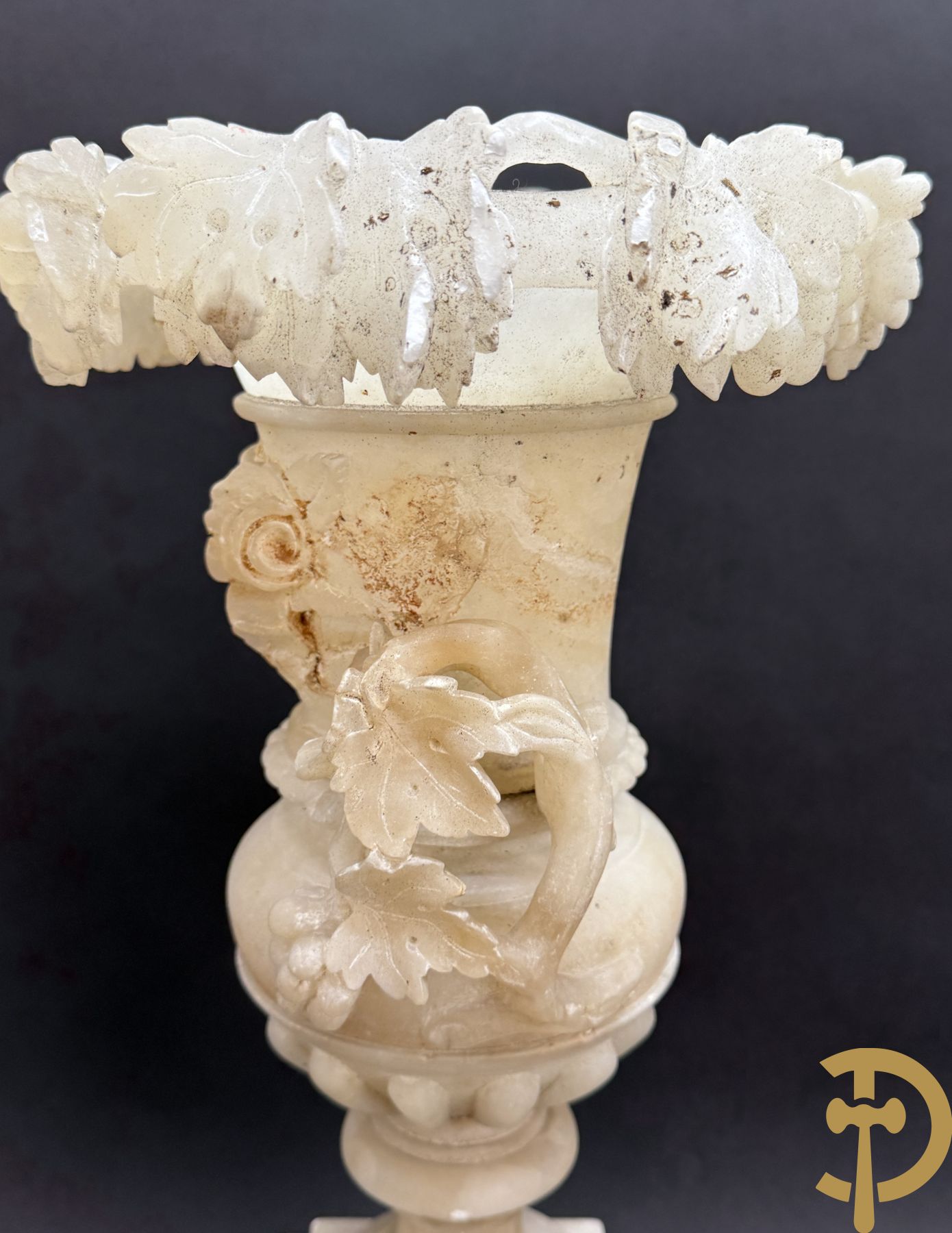 Paar handgesculpteerde albasten vazen met bloemen- en accanthusranken