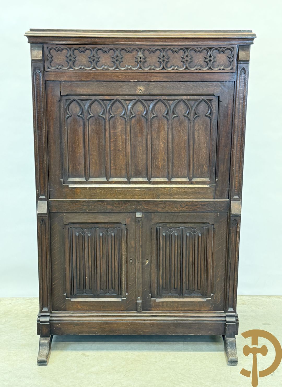 Massief eiken secretaire abattant met lade, klep en 2 deuren, centraal met interieur, Neo Gotisch
