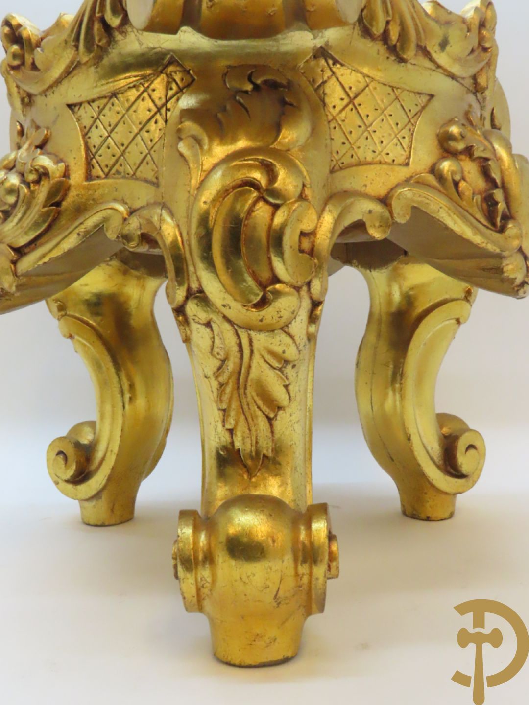 Twee vergulde sokkels met accanthusranken