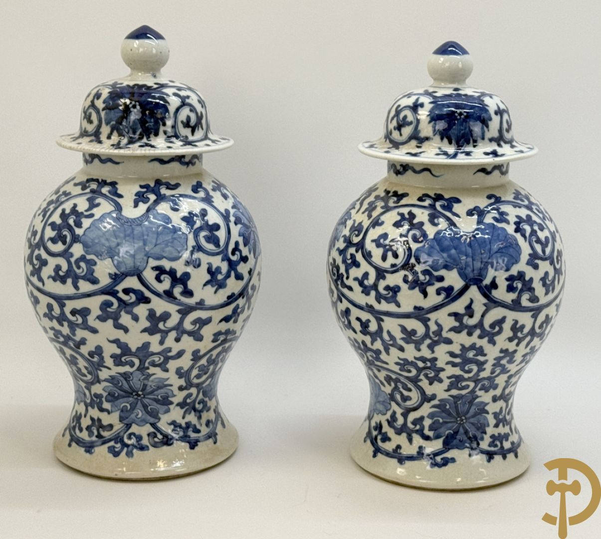 Paar Chinese dekselpotiches in blauw wit porselein met bloemendecor en accanthusranken
