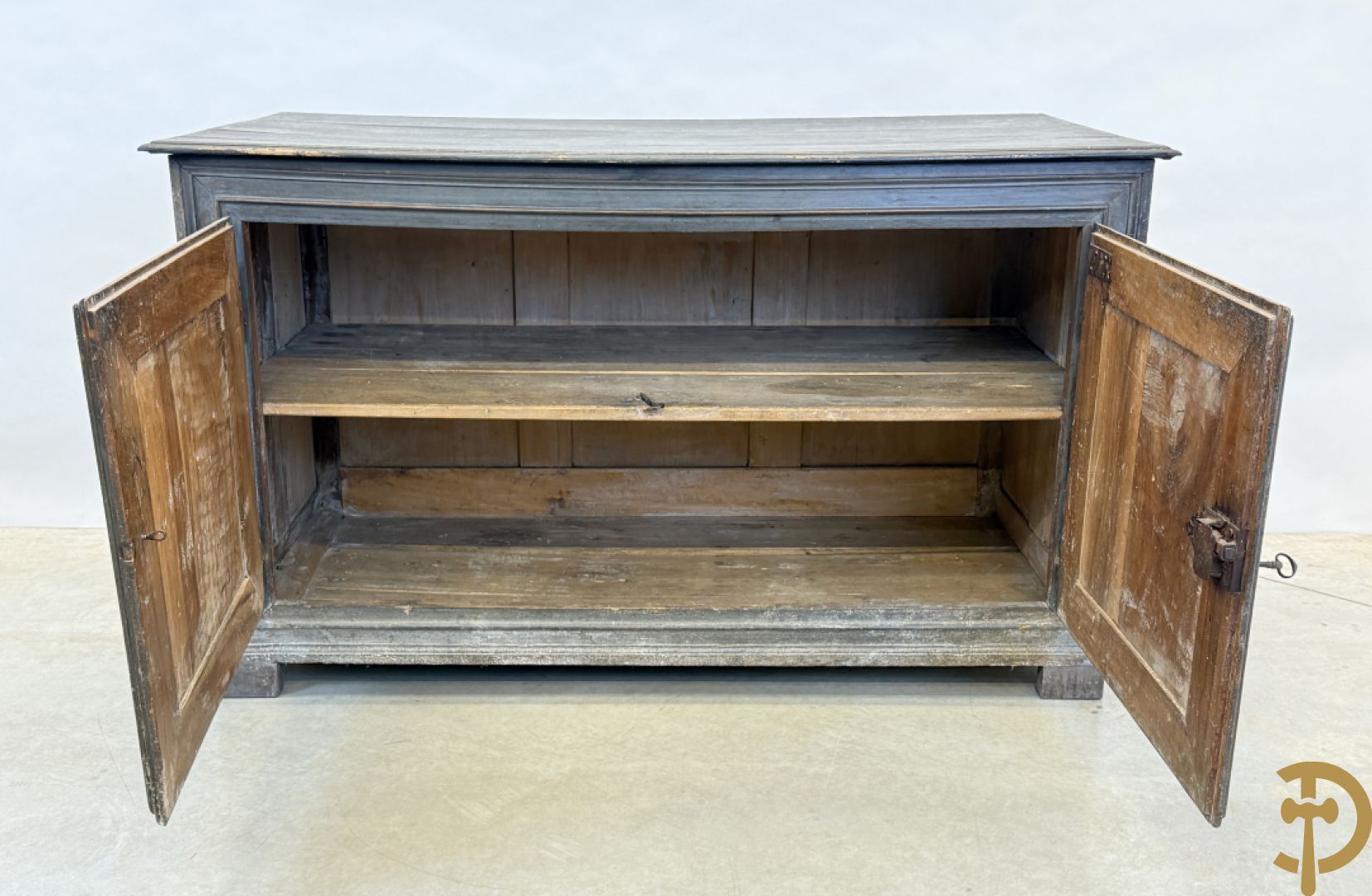 Gepatineerde tweedeursdresse met afgestoken panelen