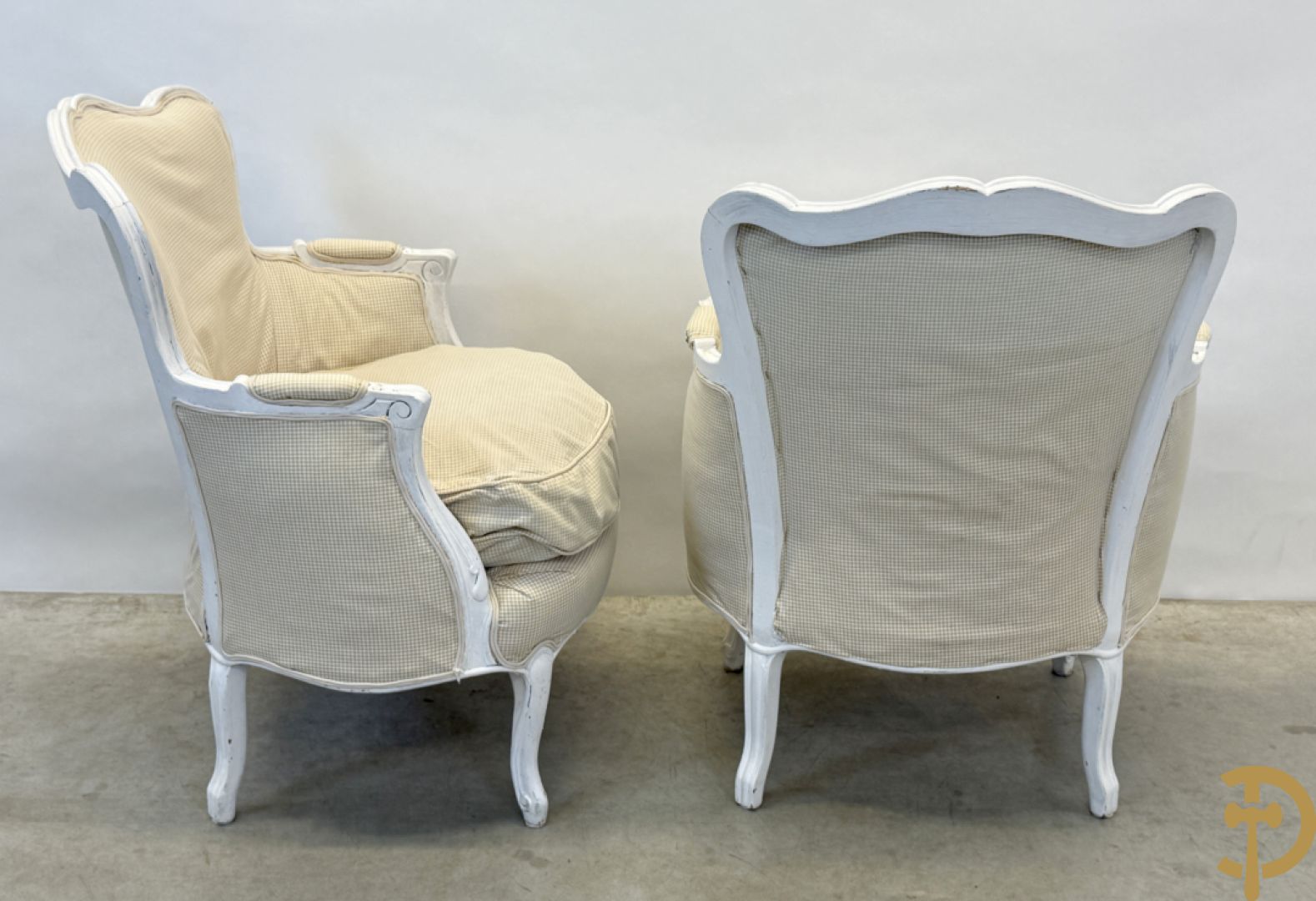 Paar gemonochromeerde Louis XV armzetels met gecanneerde rug + 2 gestoffeerde Louis XV armzetels