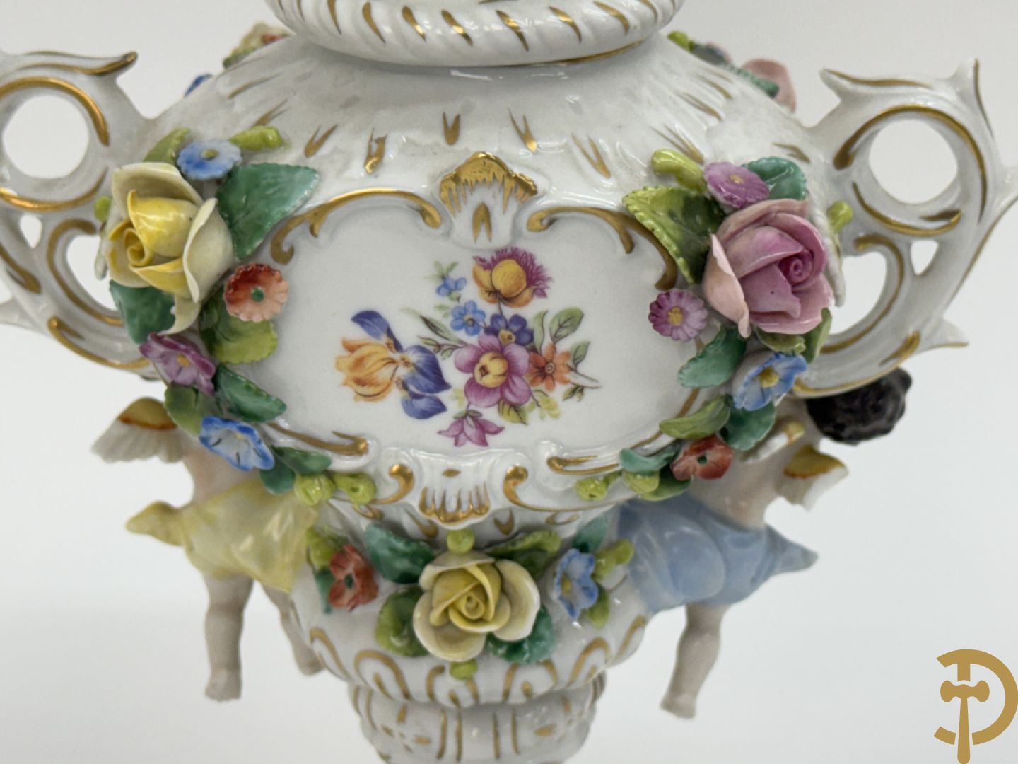 Milieu de table in porselein met bloemendecor + geajoureerde porseleinen Limoges coupe + porseleinen vaasje met cupido