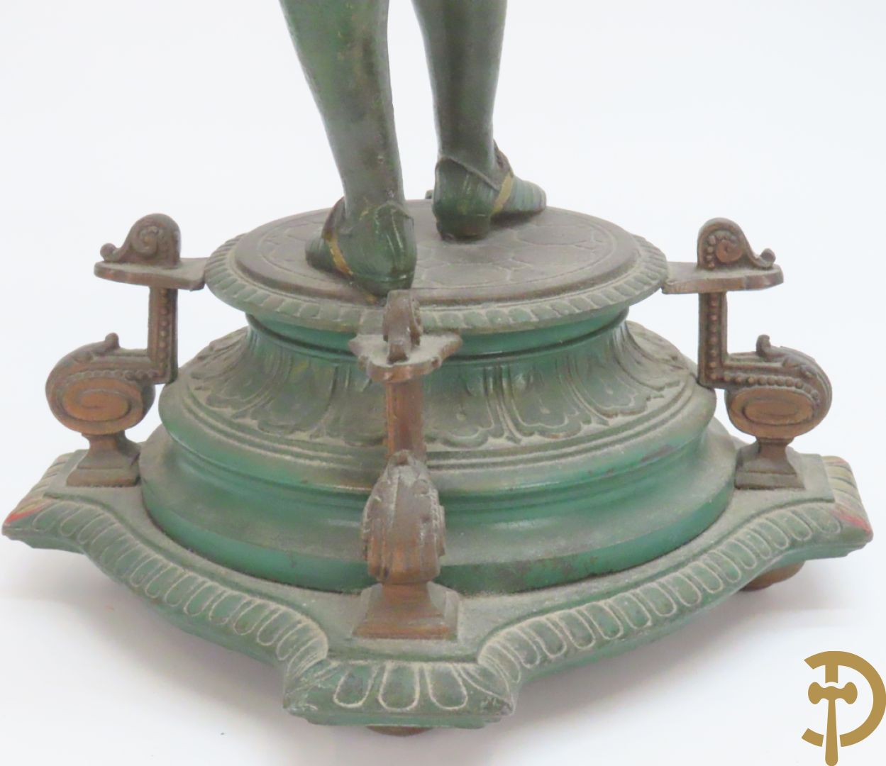 Driedelige kunstbronzen garnituur bestaande uit pendule met paar schakende edelheren, bezet met kariatiden - geflankeerd door paar driearmige kandelaars gehouden door 2 edelheren