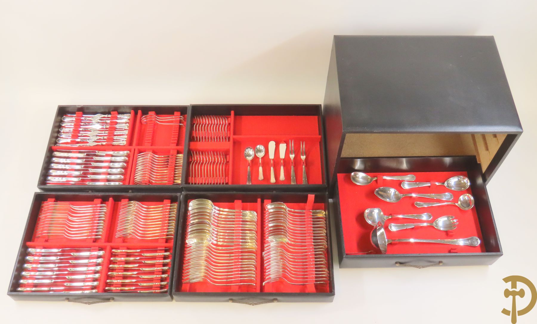 Massief zilveren Duits bestek in koffer bestaande uit 12 lepels, 12 vorken, 12 dessertlepels, 12 dessertvorken, 12 messen, 12 dessertmessen, 12 visvorken, 12 vislepels, 12 ijslepels, 12 mokkalepels, 12 kreeftenvorken, 12 kleine vorkjes, 3 koffielepeltjes en 14 losse stukken