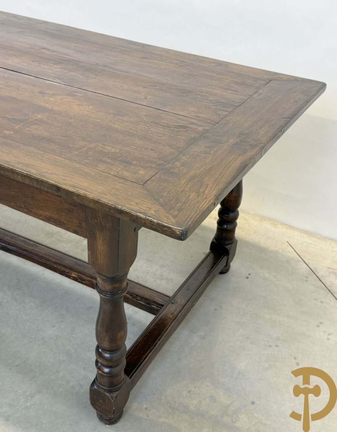 Massief eiken tafel op ballusterpoten