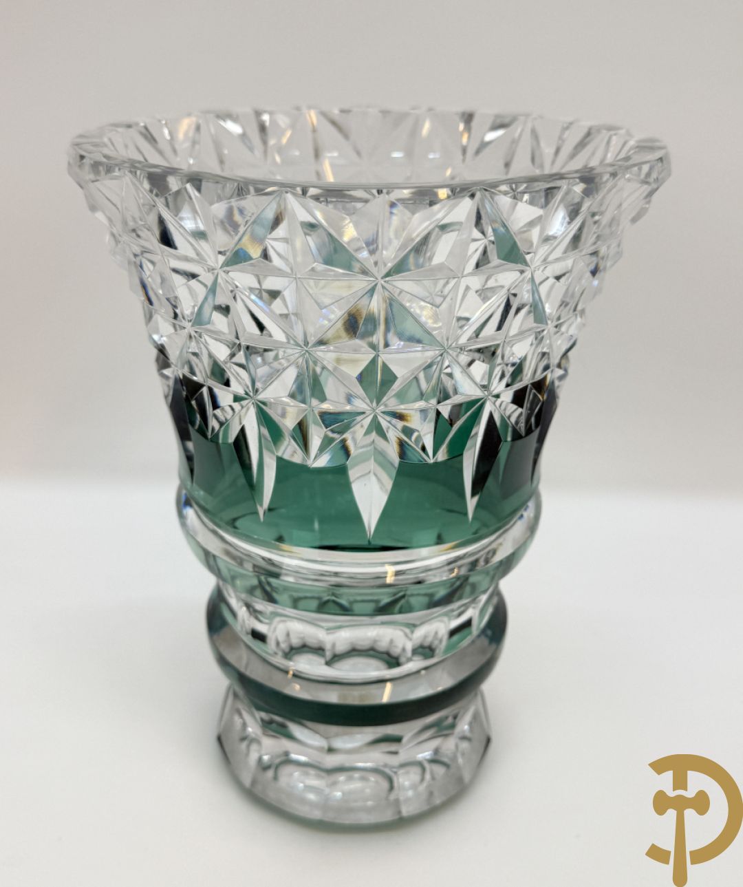 Gekleurde bolvormige kristallen handgeslepen Val-Saint-Lambert vaas, gemerkt 1197 + groene krsitallen Val-Saint-Lambert vaas + rode geslepen Val-Saint-Lambert vaas