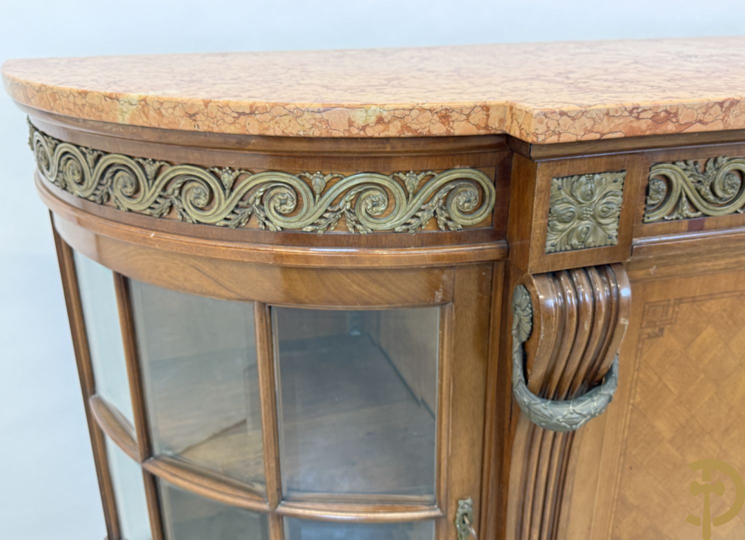 Art deco Decoene vierdeursdressoir in notelaar fineer met gebogen beglaasde deuren opzij en bezet met bronzen ornamenten - bovenaan met marmeren blad