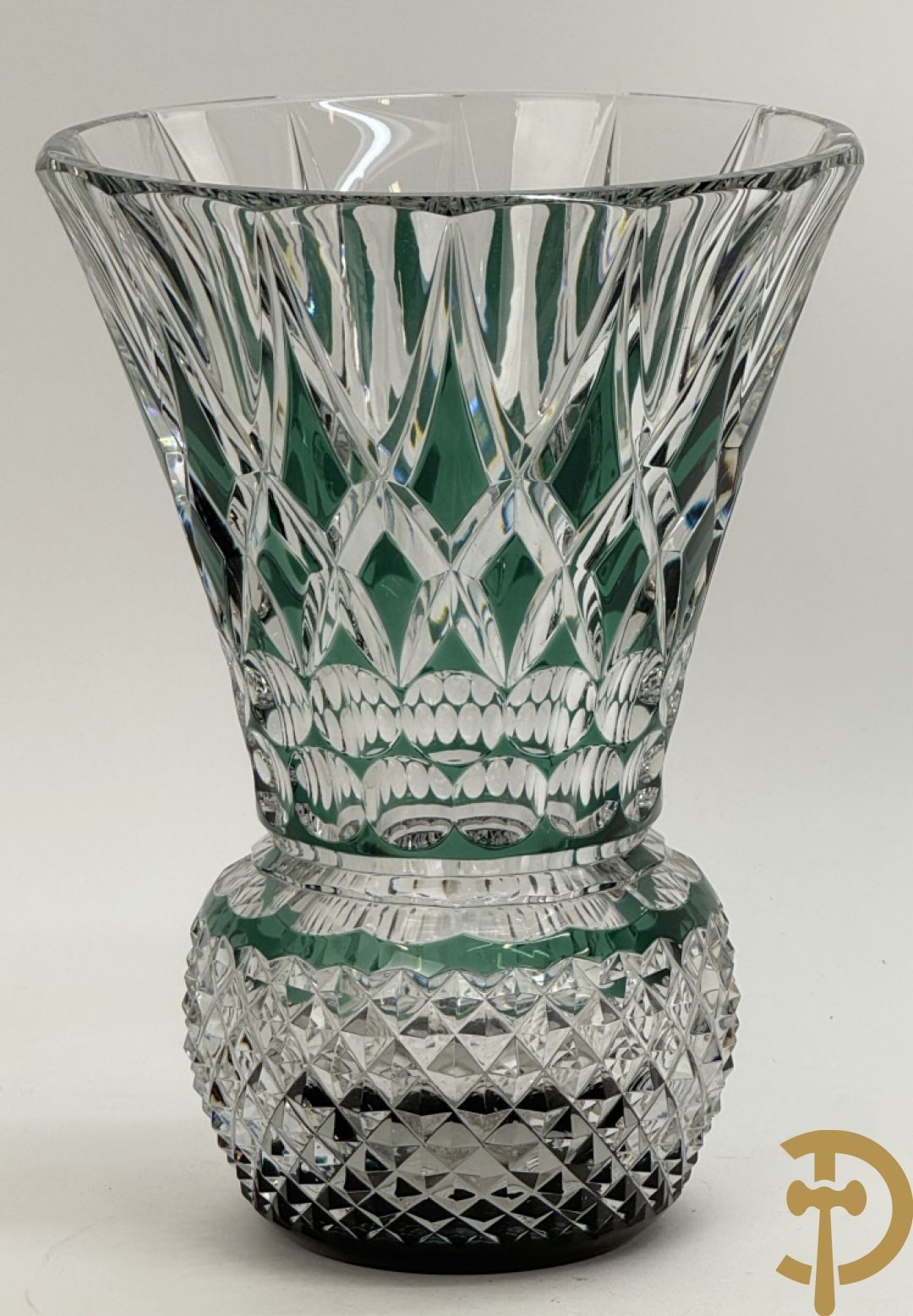 Val Saint Lambert : Groen gekleurde handgeslepen kristallen vaas