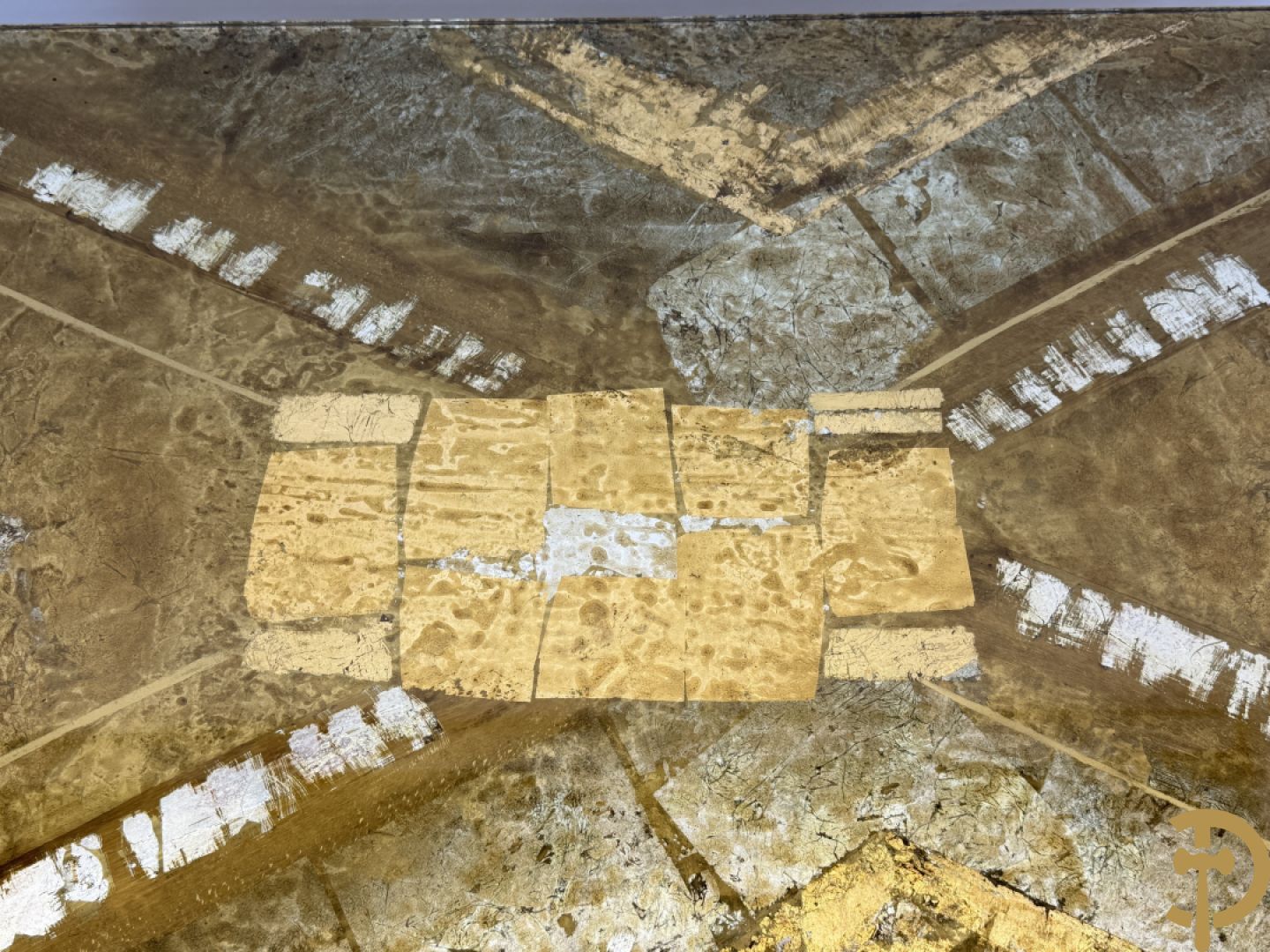 Vintage salontafel met geslepen glazen blad met bladgoud bewerkt op koperen voeten, Meersman Lucas getekend + 2 sidetables met geslepen glazen blad met bladgoud bewerkt op koperen voet, Meersman Lucas getekend + bijhorende lampadaire