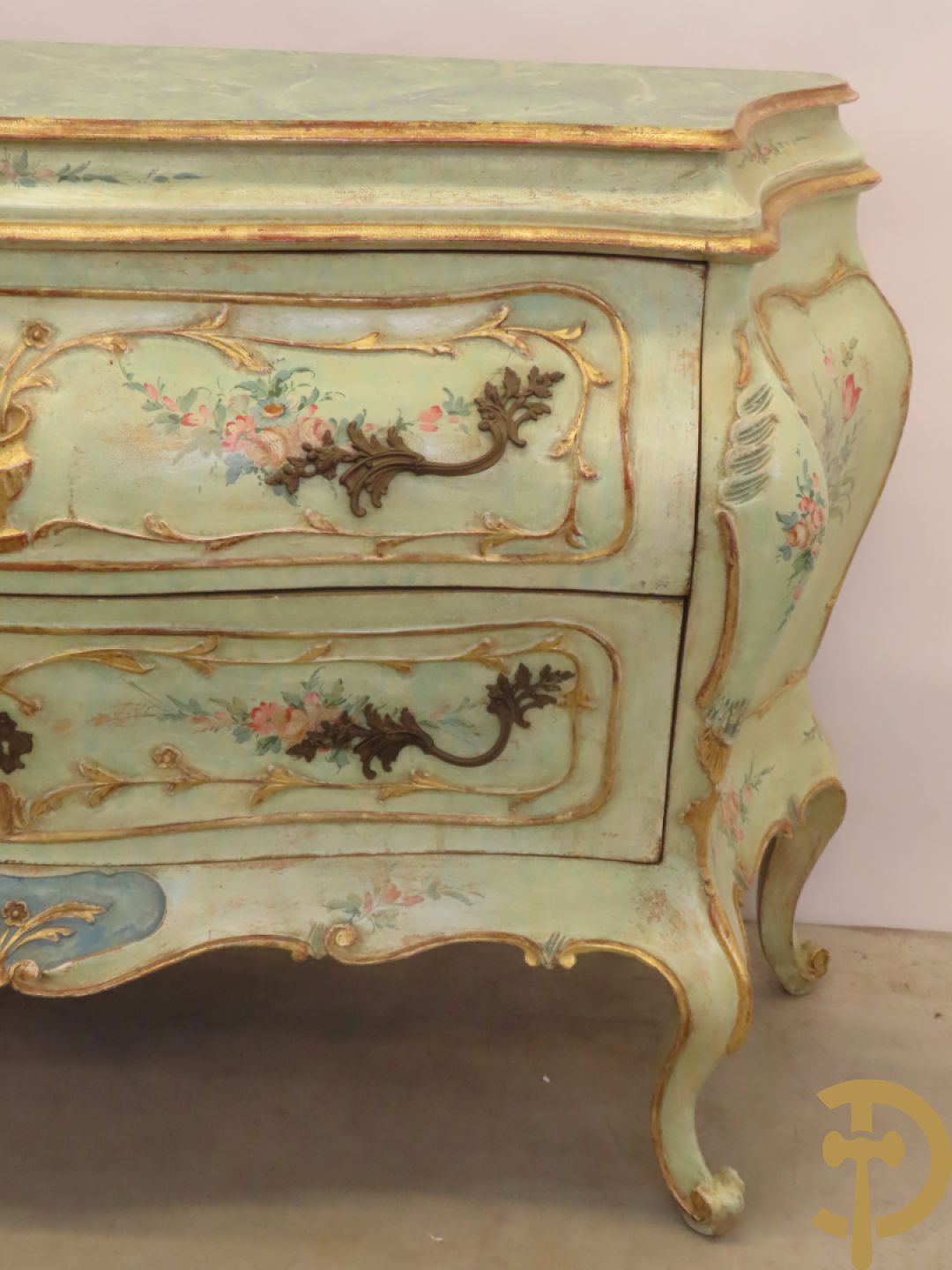 Gegalbeerde tweeladencommode op voluutvormige poten met verguld en beschilderd bloemendecor