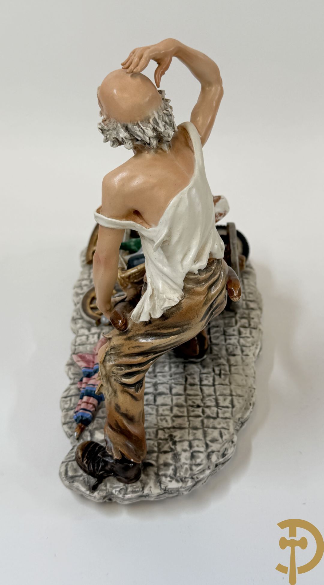 Twee grote Italiaanse groepen in 
gekleurde biscuit : jongens plukken appels - onderonsje aan tafel + 4 groepen in gekleurde Italiaanse biscuit