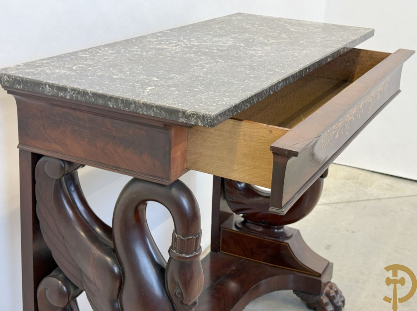 Mahoniehouten console met lade, voluutvormige zwanehalzen en marmeren blad