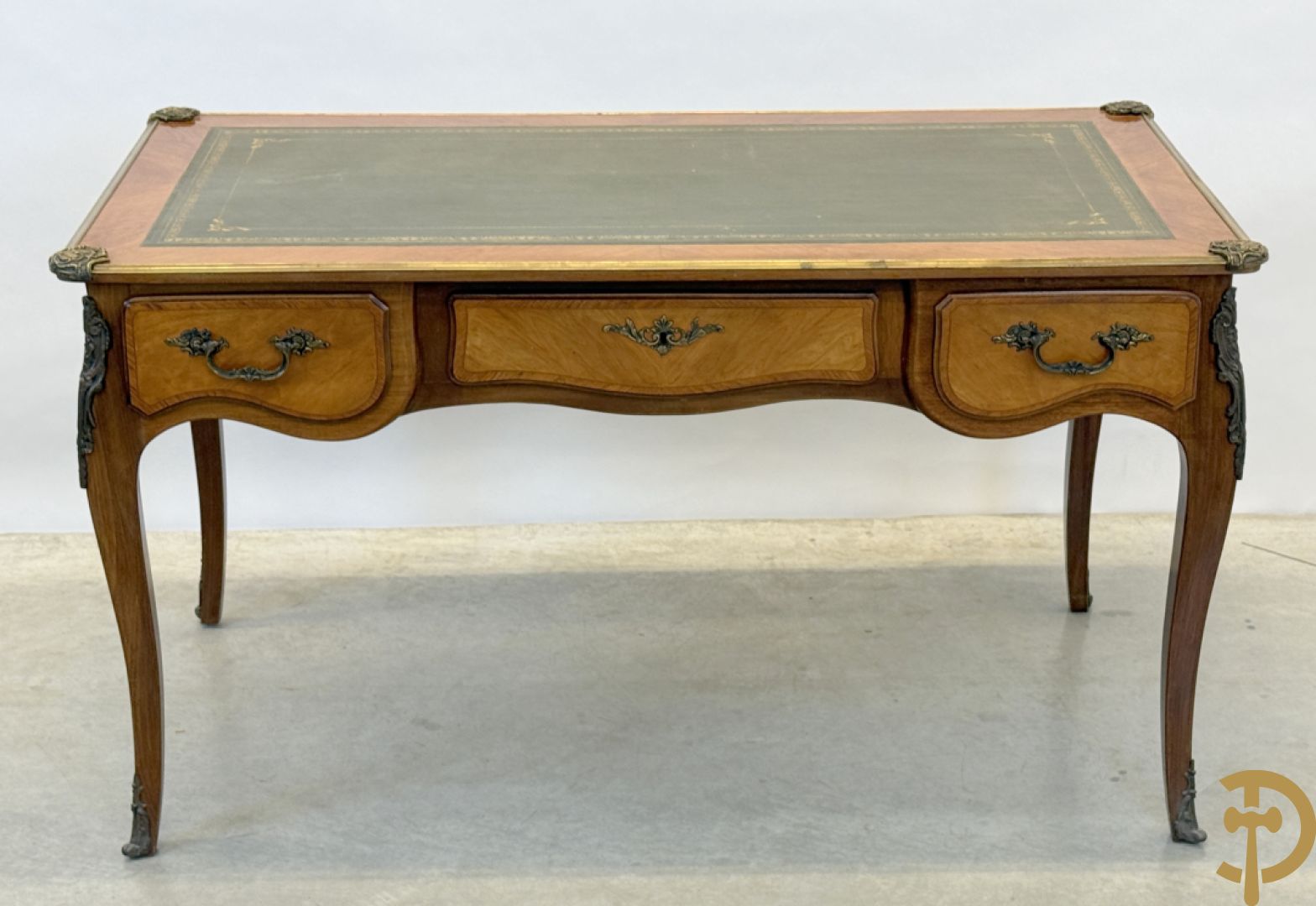 Notelaren Louis XV bureau met lederen blad, 3 lades  en bronsbeslag op voluutvormige poten