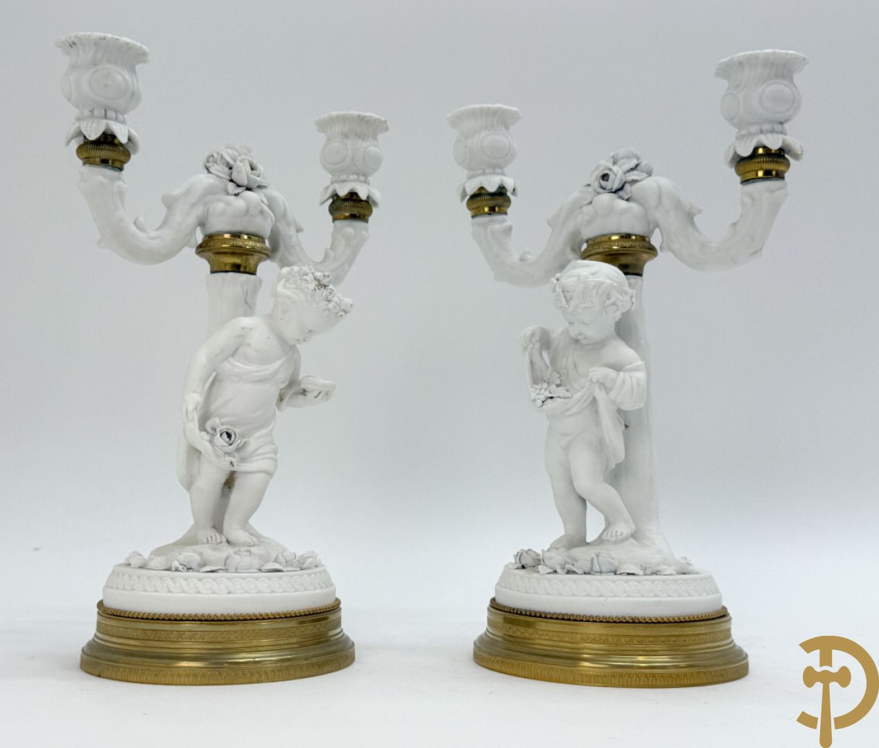 Paar biscuit kandelaars met cupido