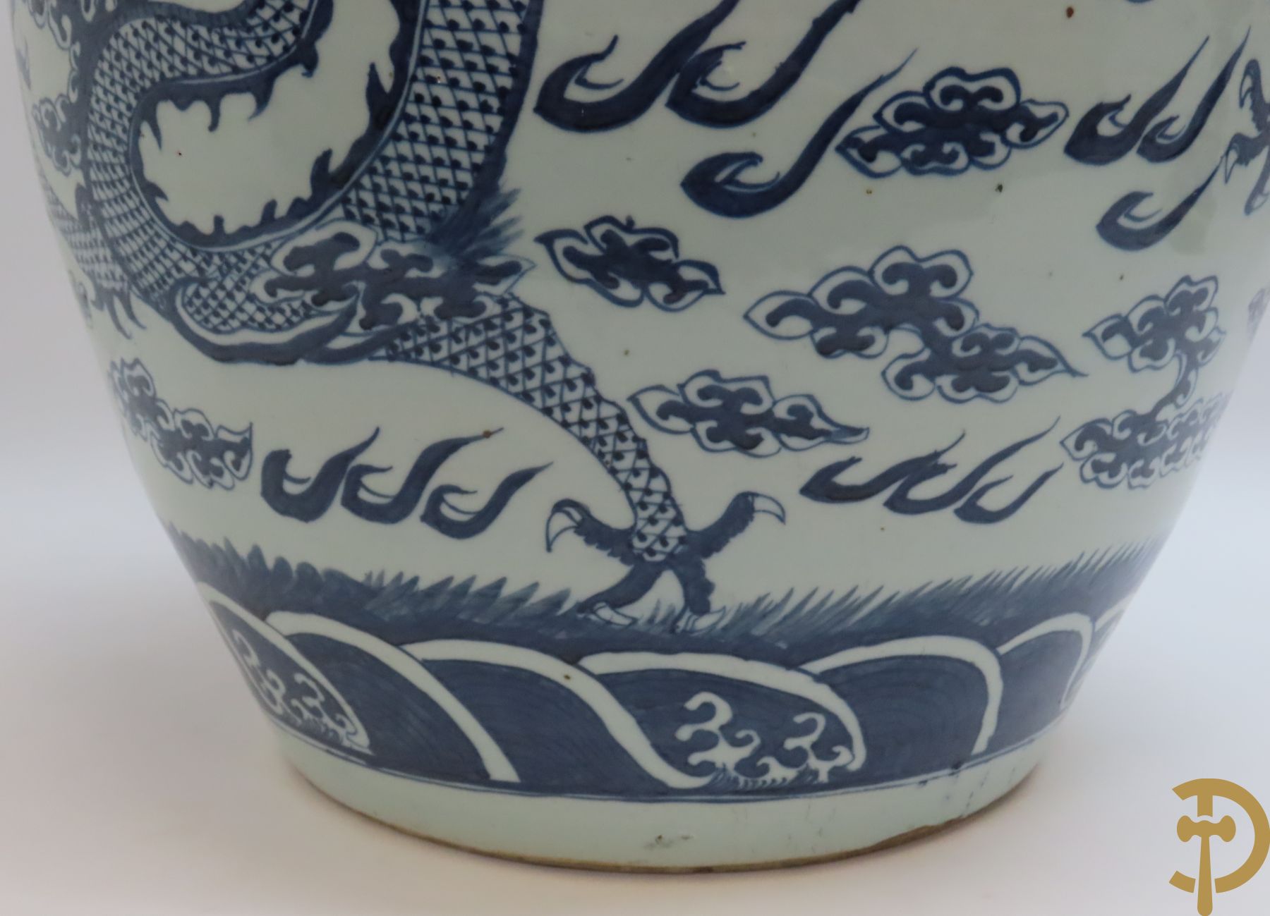 Chinese porseleinen blauw - witte cachepot met met drakenmotieven en wolkendecor