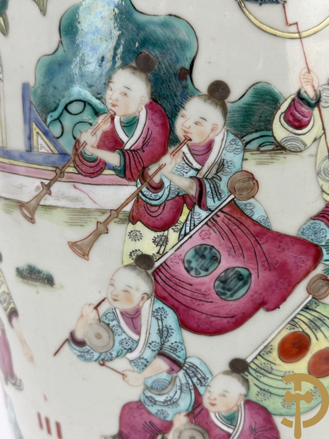 Chinese porseleinen vaas met dubbel decor van dieren, personages, dames en kinderen