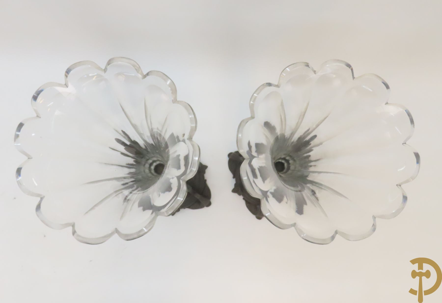 Paar kunstbronzen pique fleurs met kristallen geslepen fluiten