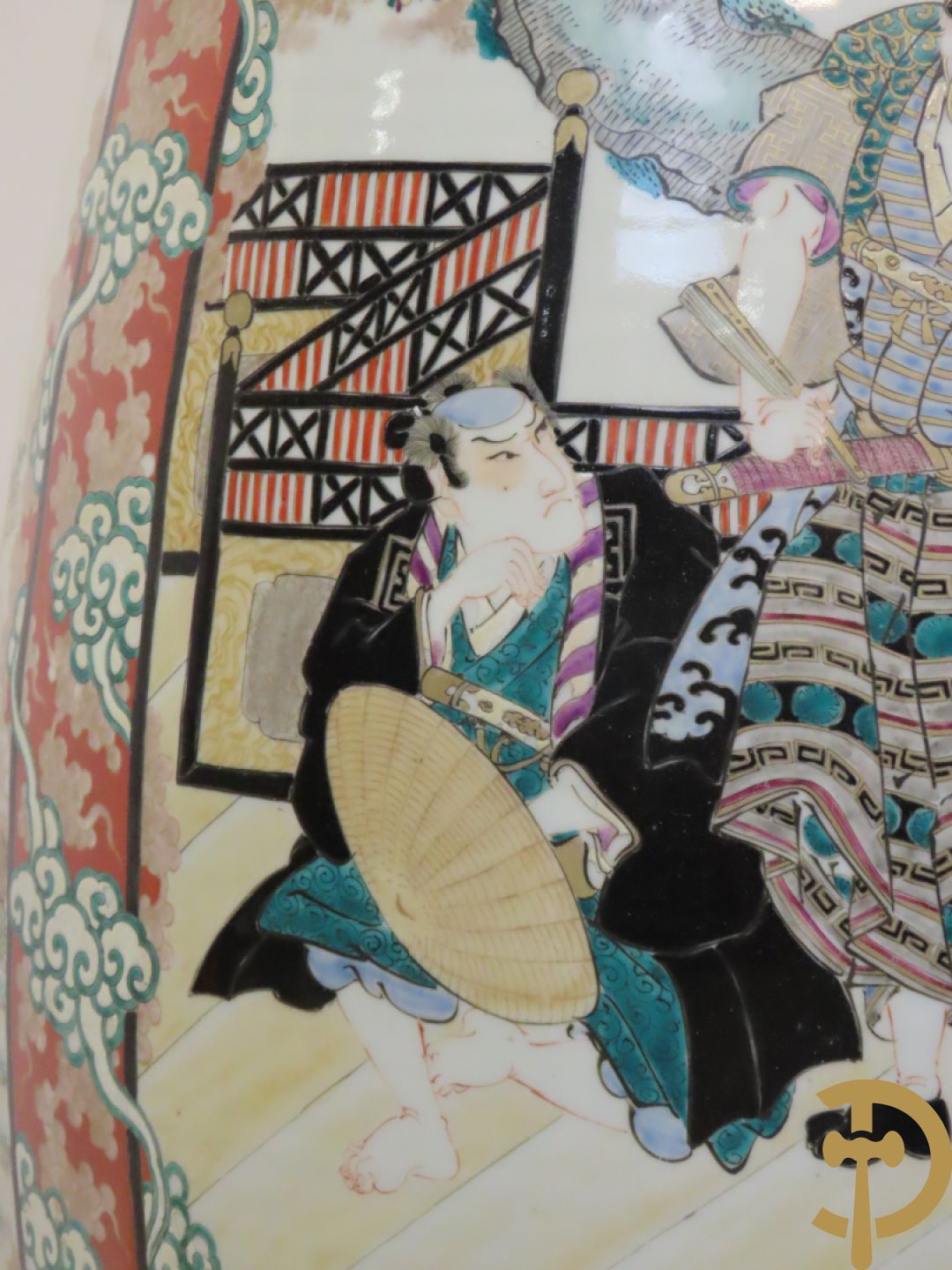 Japanse porseleinen waaiervaas met decor van geisha en krijger, bovenaan met florale motieven