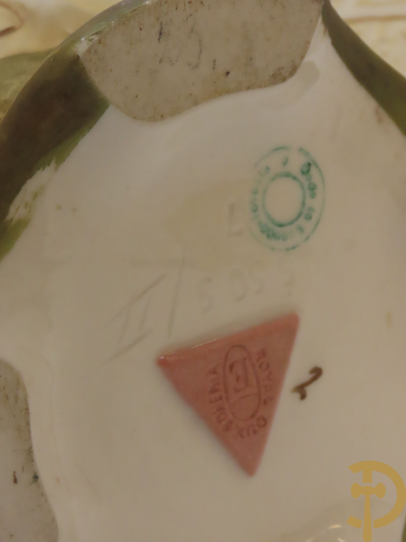 Paar Royal Dux vazen, Art Nouveau stijl, met bloemen bezet, Nummer 5505