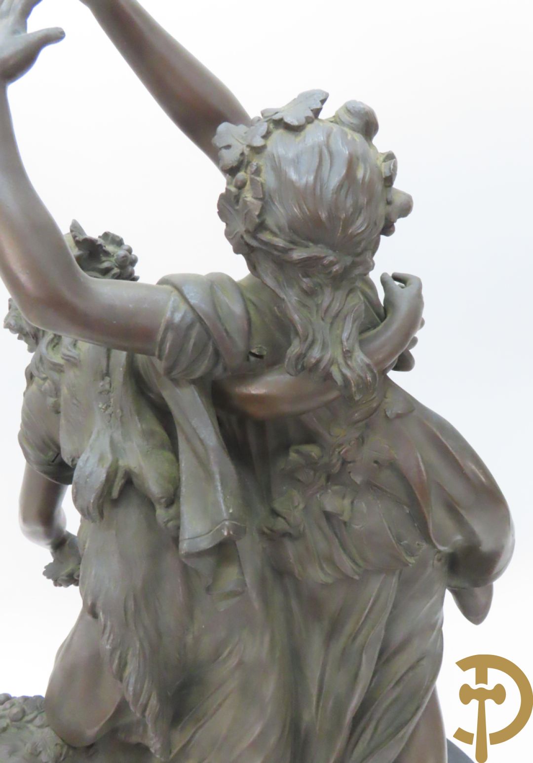 CLODION getekend - Paar elegante bronzen dames met tambour en fruit, geflankeerde door jonge faune, op marmeren klokstel - opgebouwd als garnituur met 2 kandelaars met bronzen kindjes dragende een toorts met bloemen en kaarsen