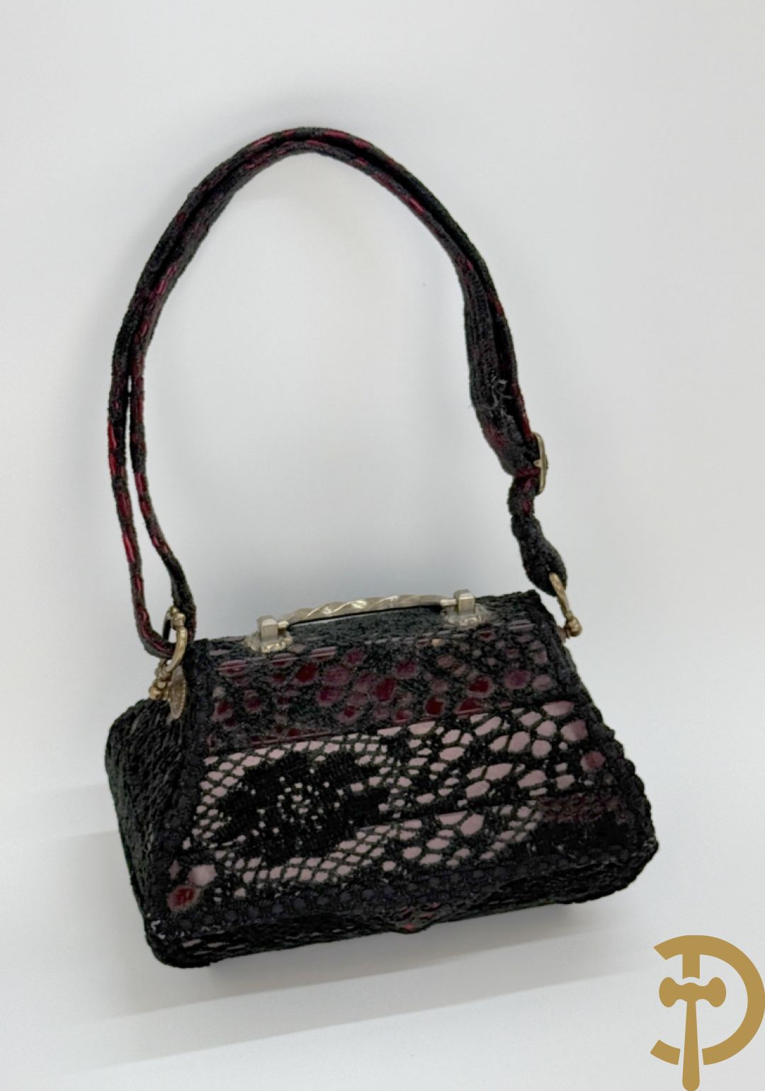 Pièce unique handtas van Wim Godderis met zwart haakwerk