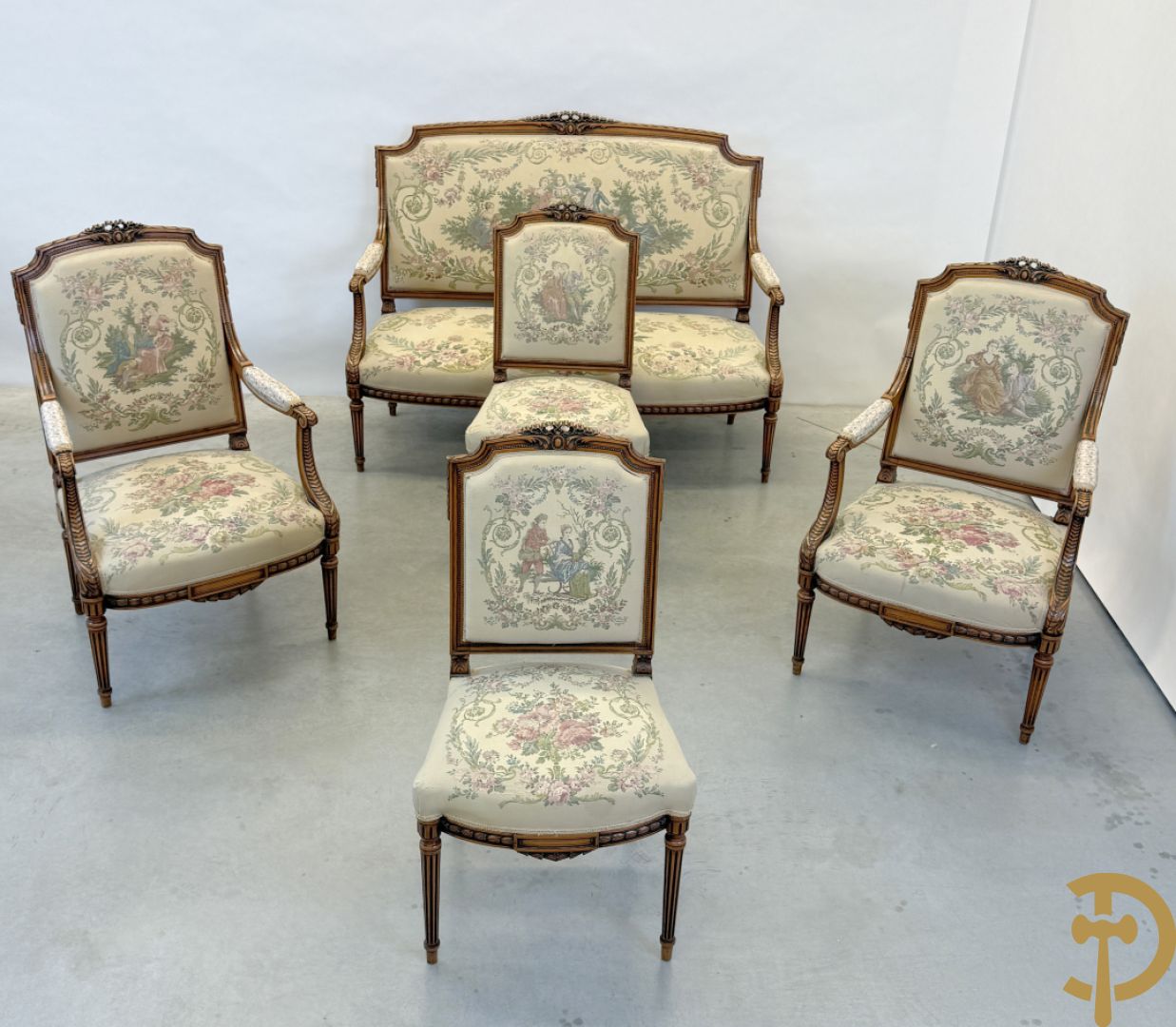 Vijfdelig notelaren Louis XVI salonensemble bestaande uit canapé, 2 armzetels en 2 stoelen