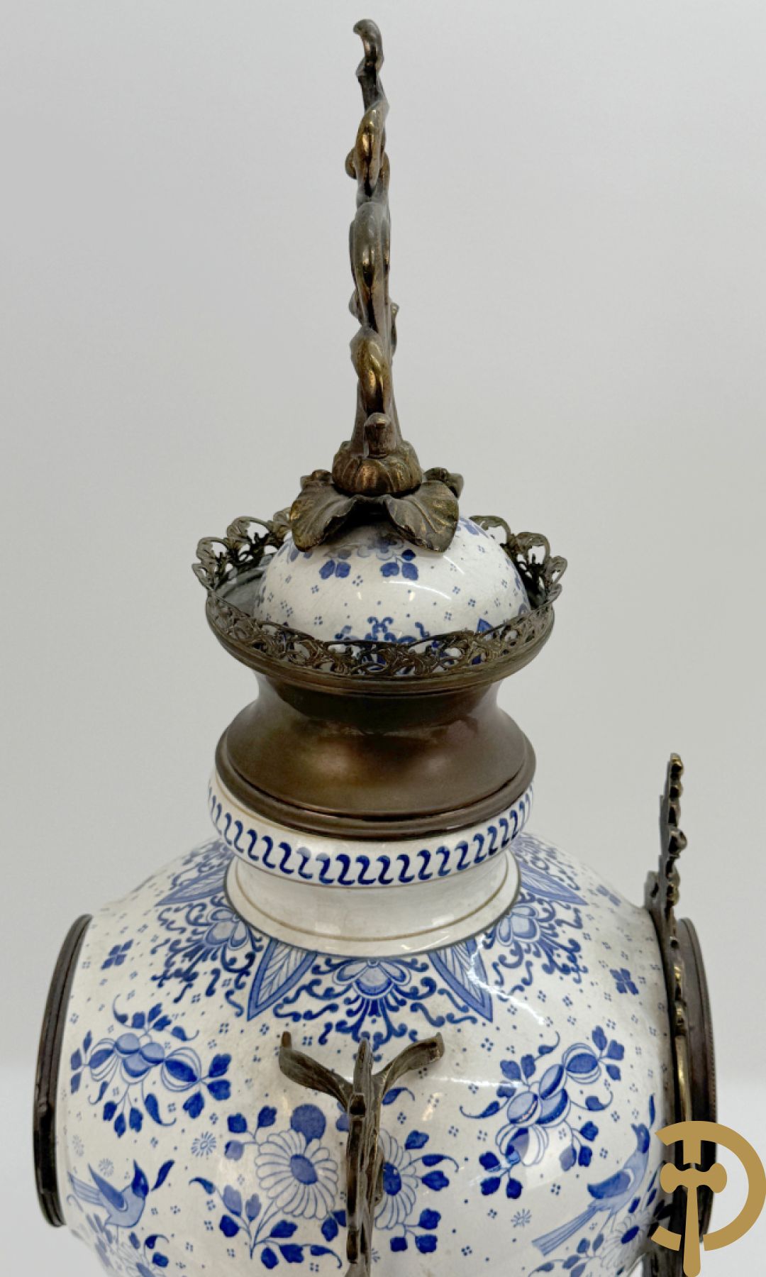 Driedelige garnituur met faience in Delftse stijl en bezet met koperen Jugendstil kandelaars, rond 1900