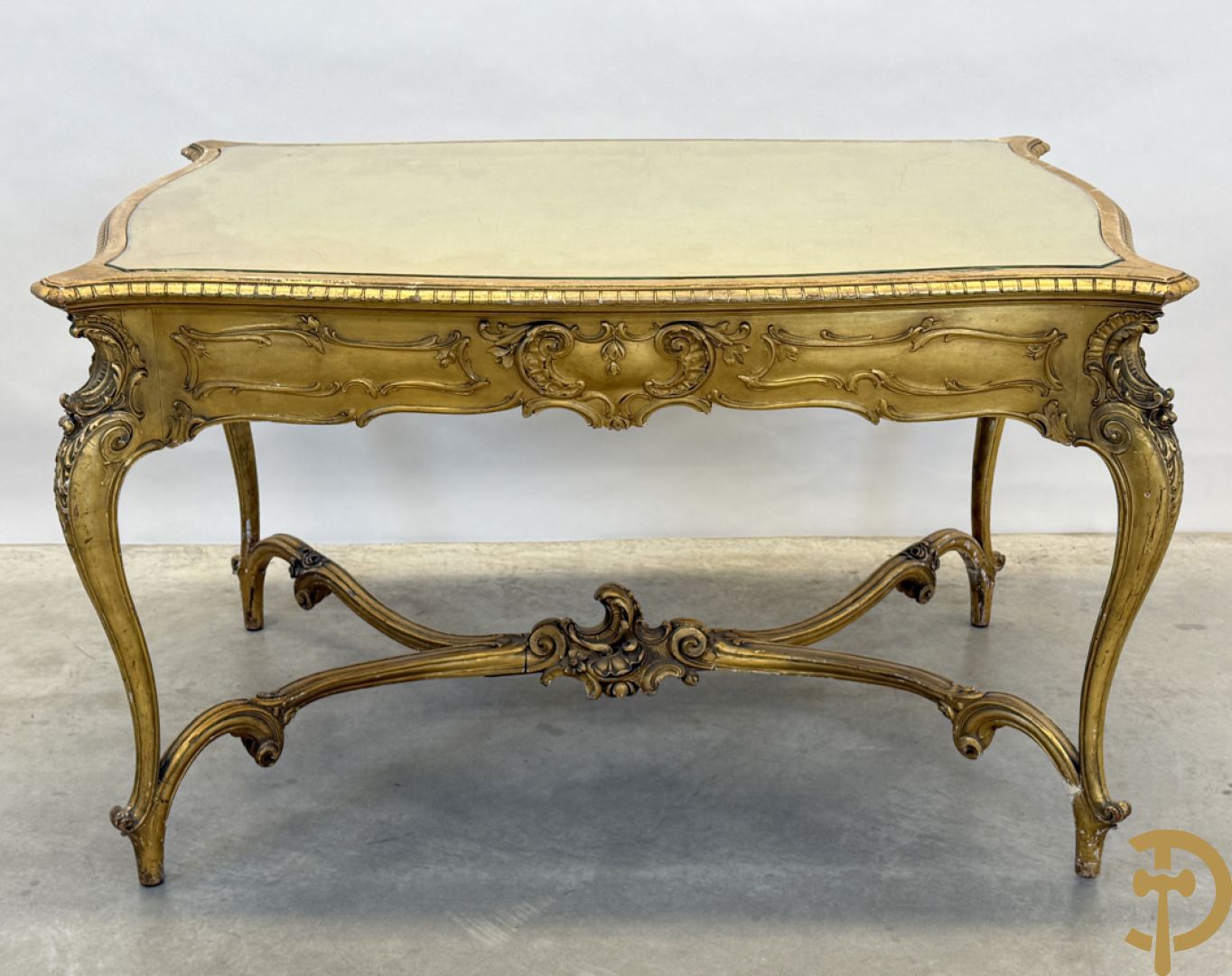 Vergulde tafel met rocailles en geslepen glazen blad op voluutvormige poten, Louis XV stijl