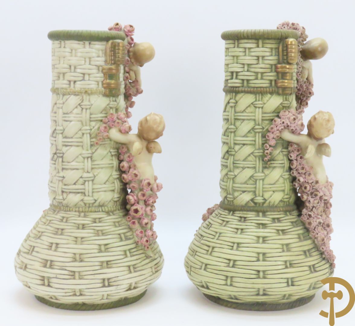 Paar meerkleurige faience vazen,  Austria gemerkt, met cupido