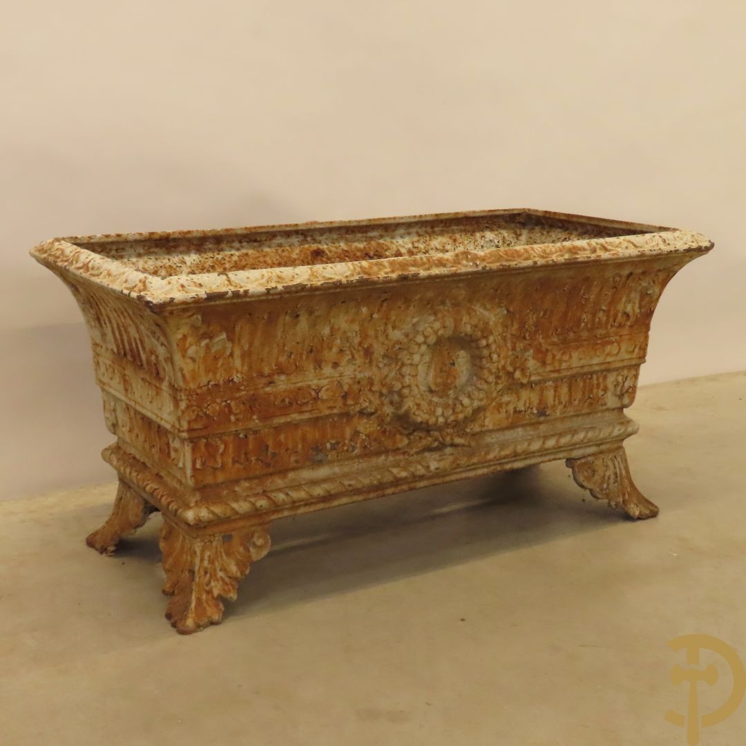 Gietijzeren jardinière met accanthusranken en sierkrans