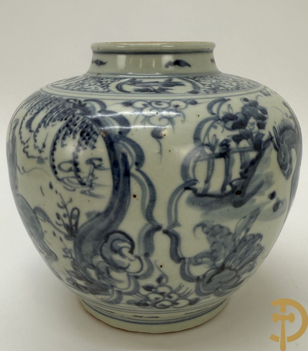 Porseleinen Chinese bolvormige vaas met geanimeerde taferelen + Chinees aardewerken vaasje