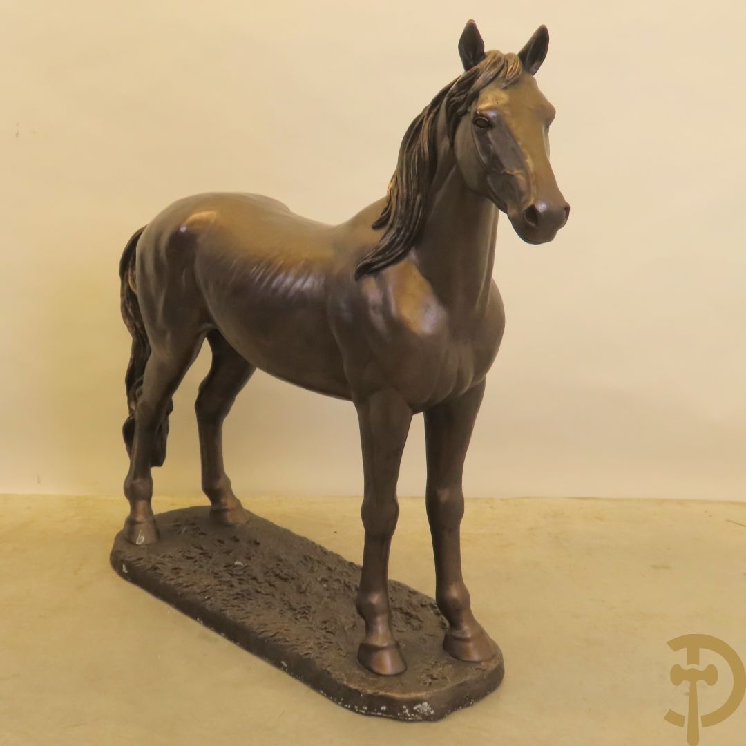 Staand paard in gebronzeerd polyester