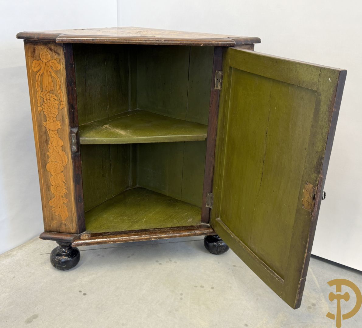 Hollandse ééndeurs hoekkast met gemarketteerd bovenblad met bloemenmotieven- deur met amfoor,  bloemen en bovenaan met papegaai