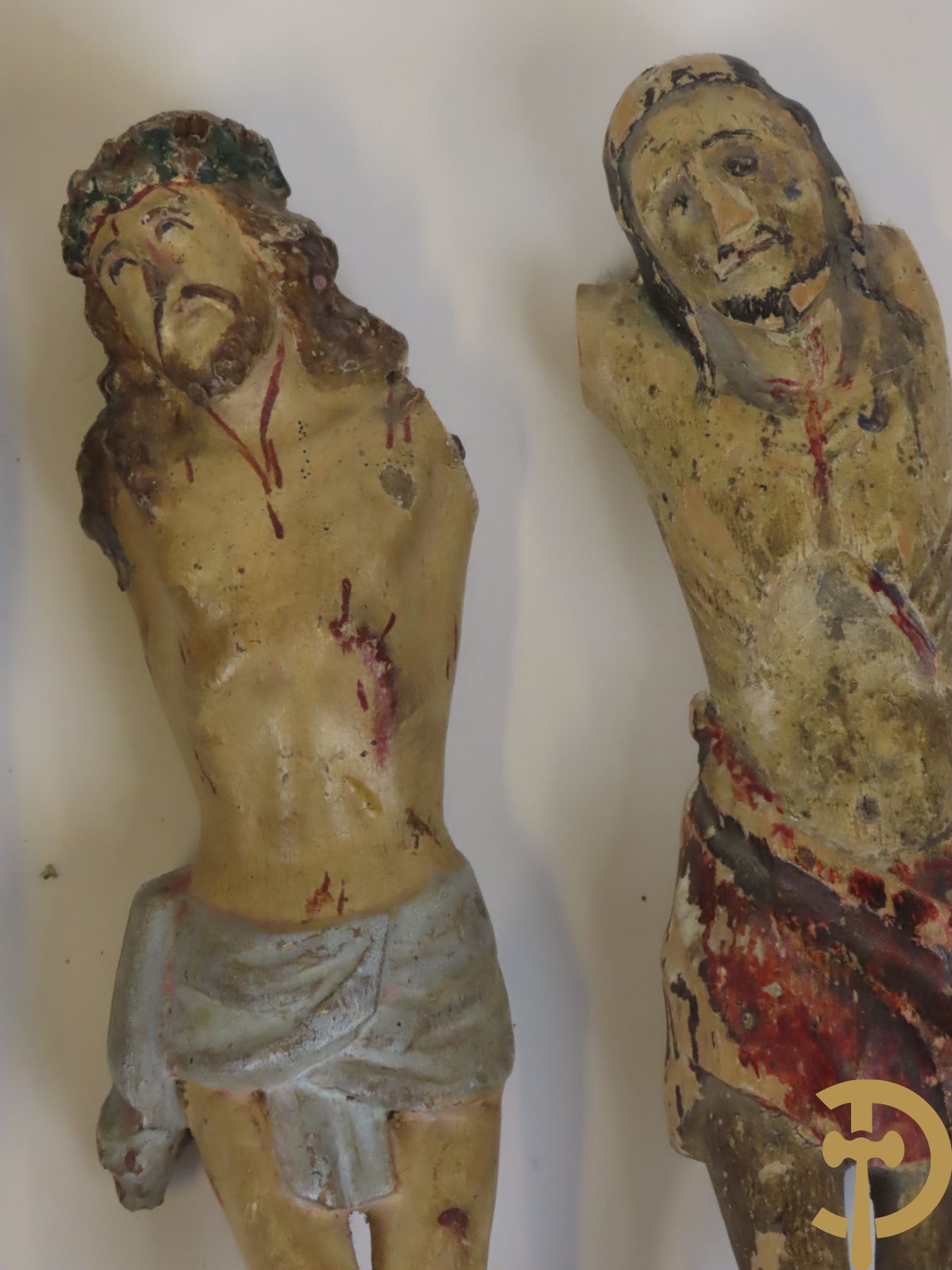 Vier houtgesculpteerde corpussen