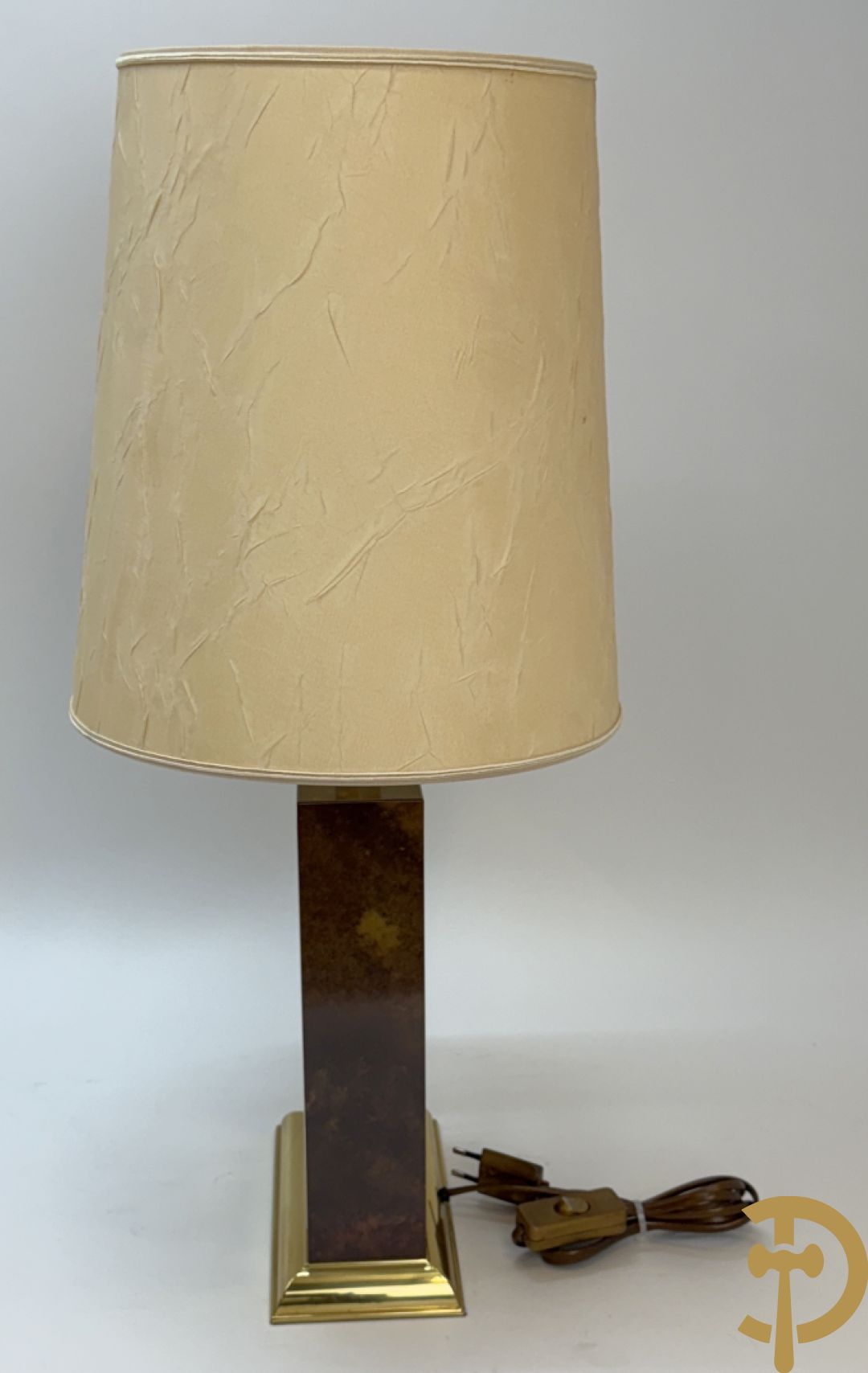 Vintage salontafel met geslepen glazen blad met bladgoud bewerkt op koperen voeten, Meersman Lucas getekend + 2 sidetables met geslepen glazen blad met bladgoud bewerkt op koperen voet, Meersman Lucas getekend + bijhorende lampadaire