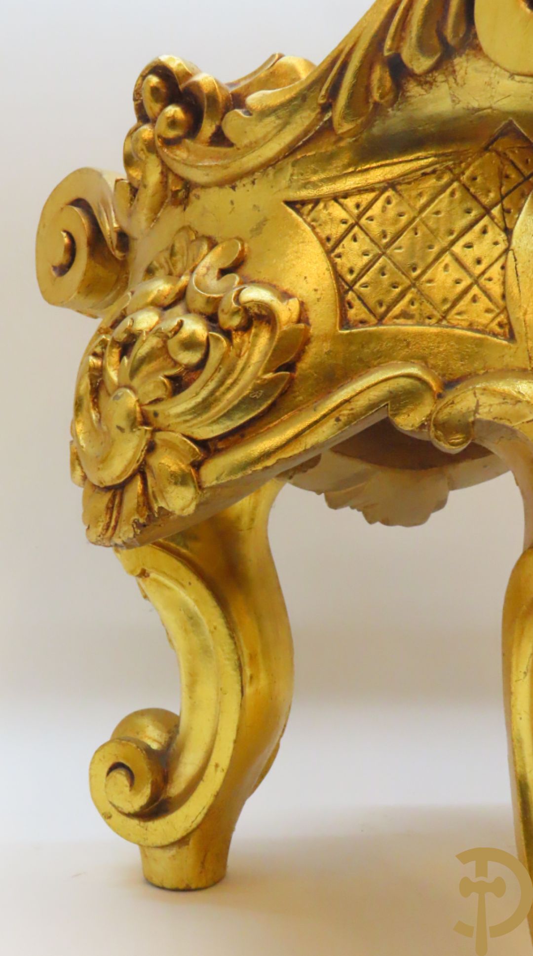 Twee vergulde sokkels met accanthusranken