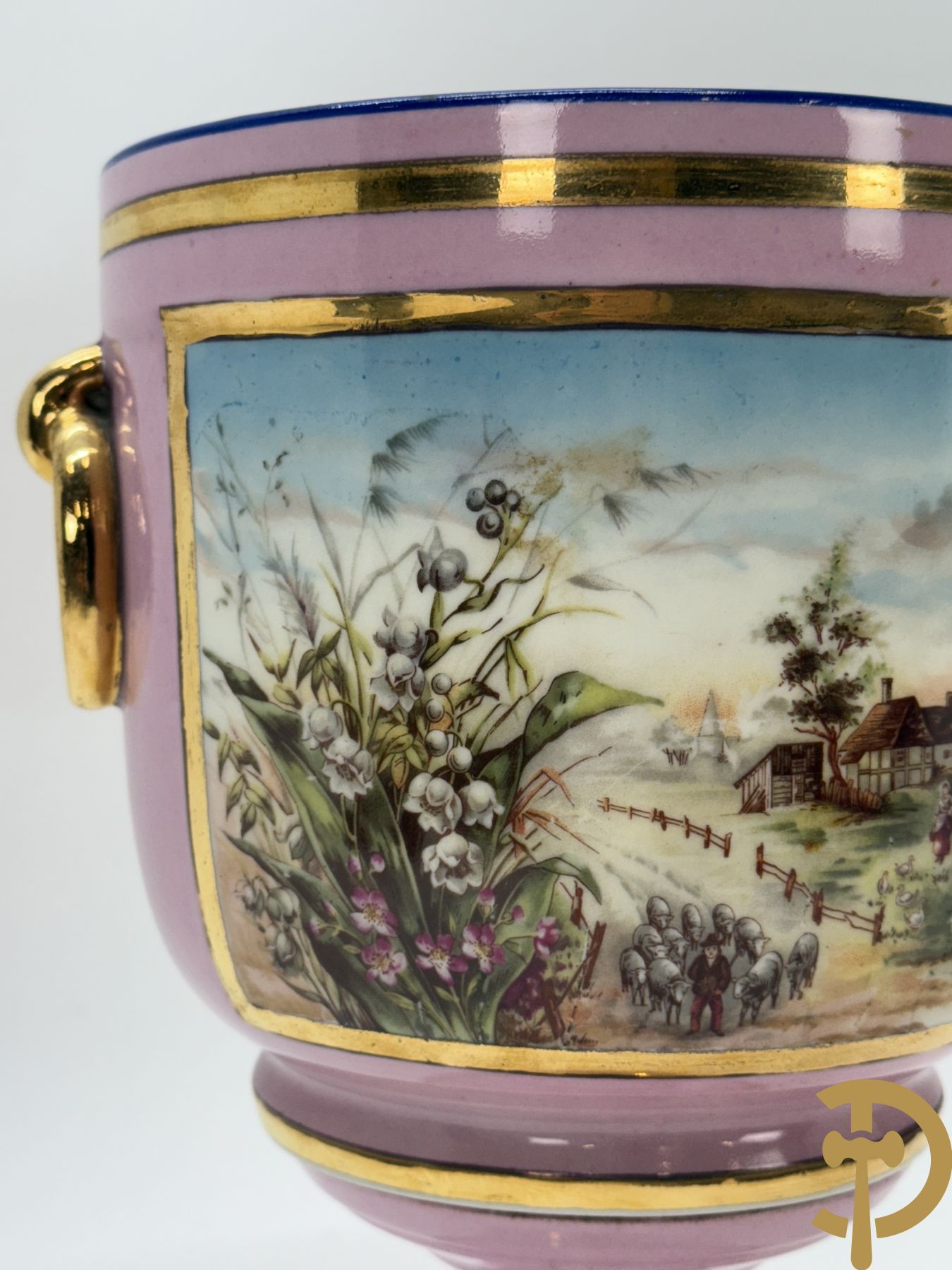 Paar roze gekleurde porseleinen coupes met idyllisch landschap in decalcomanie decor met vergulde rand