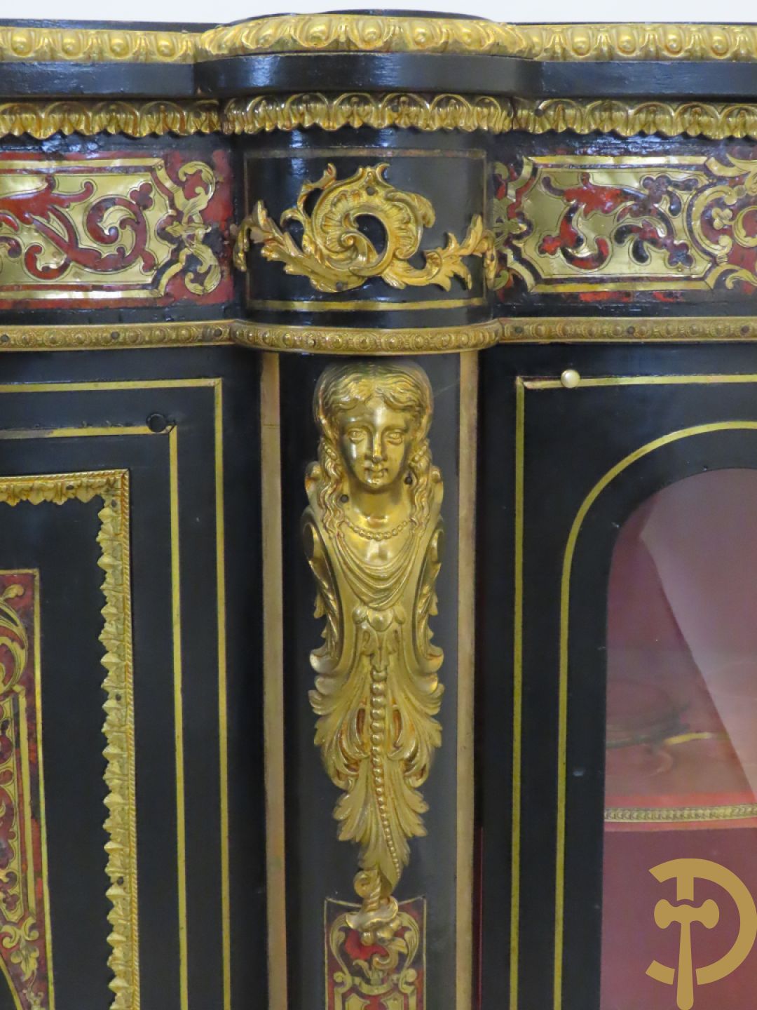 Napoleon III dressoir, centraal met bronnen plakkette omgeven door Louis XVI strik, met 2 zijdelingse vitrines met gebogen glas - stijlen bezet met bronzen dameshoofden