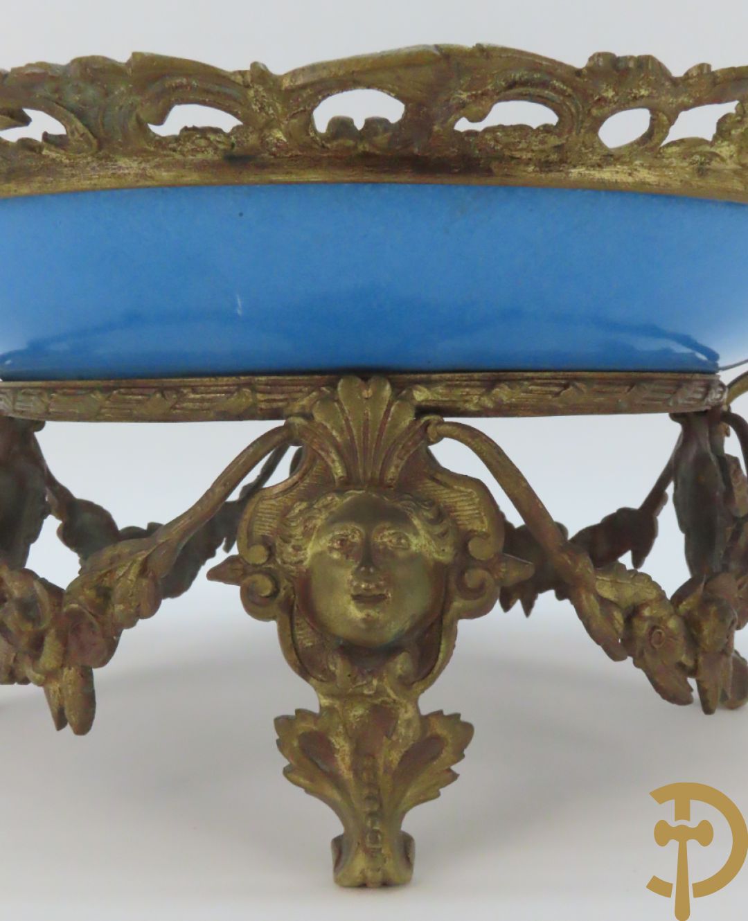 Porseleinen Sèvres schotel met handbeschilderd romantisch tafereel van lieflijk koppel gevat in bronzen houder - bezet met dameshoofden en accanthusranken, onderaan gemerkt Sèvres