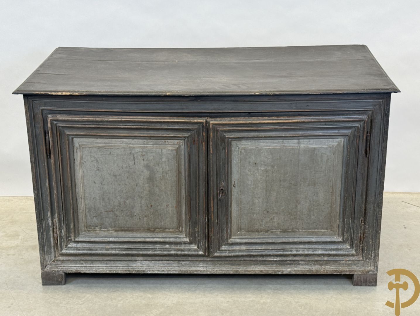 Gepatineerde tweedeursdresse met afgestoken panelen