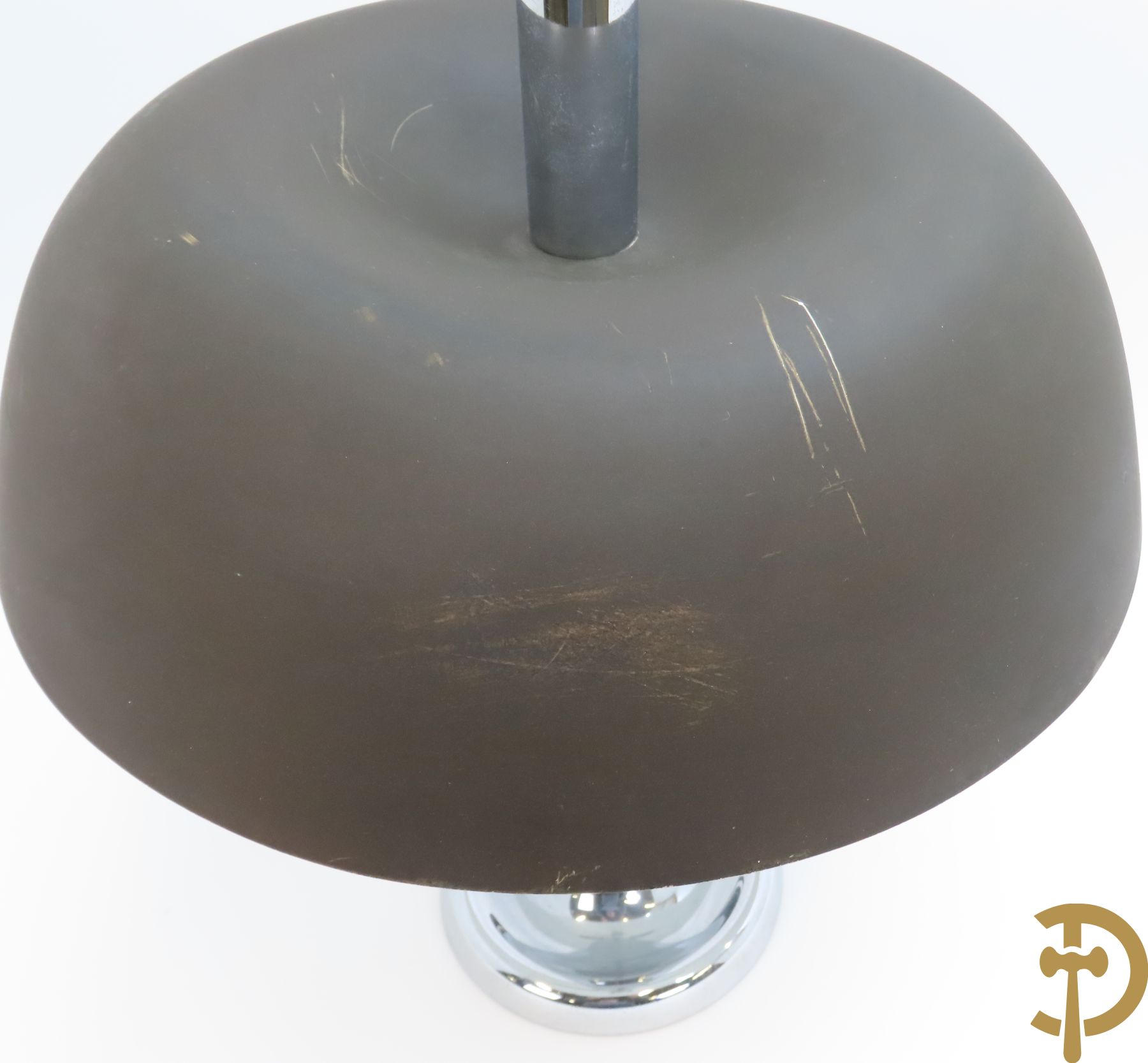 Design tafellamp met gelakte coupe op chromé voet, Hillebrand Egon
